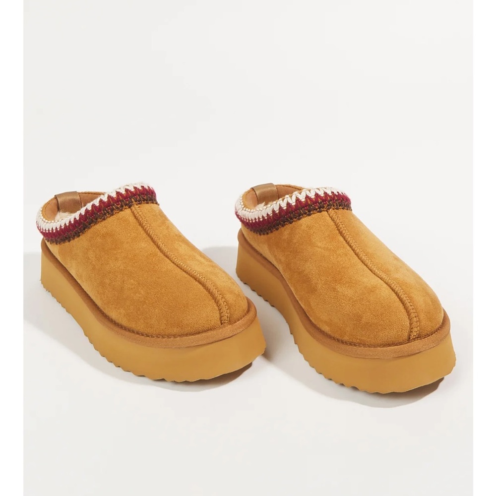 AS NWT Tan cloud slippers